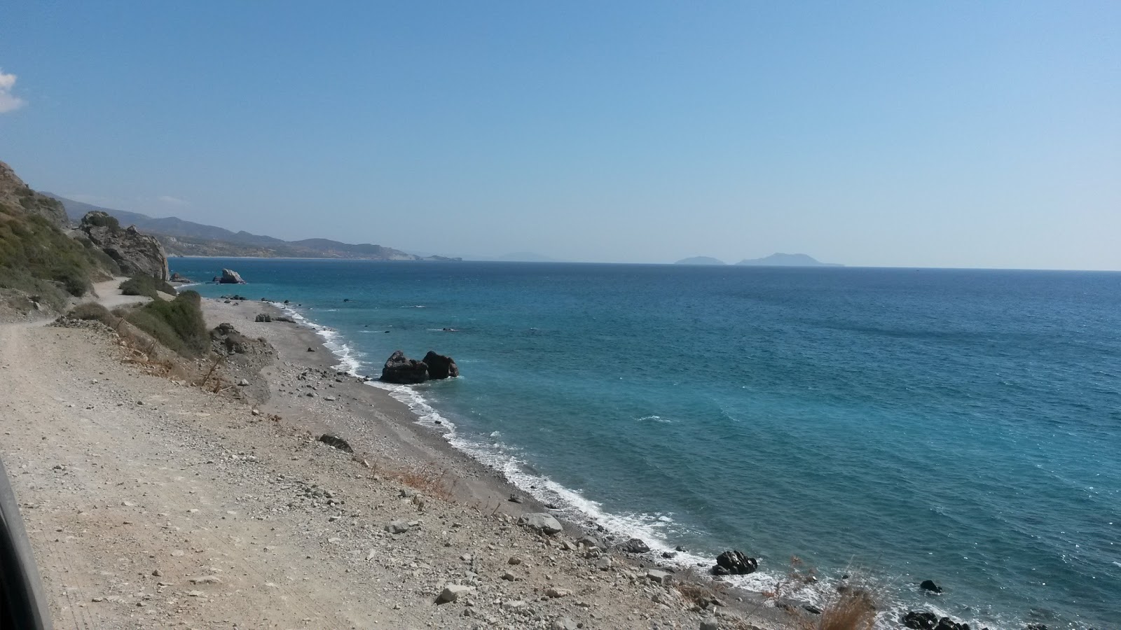 Foto von Vasilis Rock beach mit türkisfarbenes wasser Oberfläche