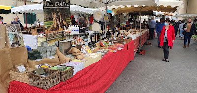 Marché d’été nocturne à Riez