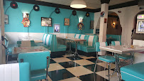 Atmosphère du Restaurant de hamburgers Le Sixties Café à Marcoussis - n°1