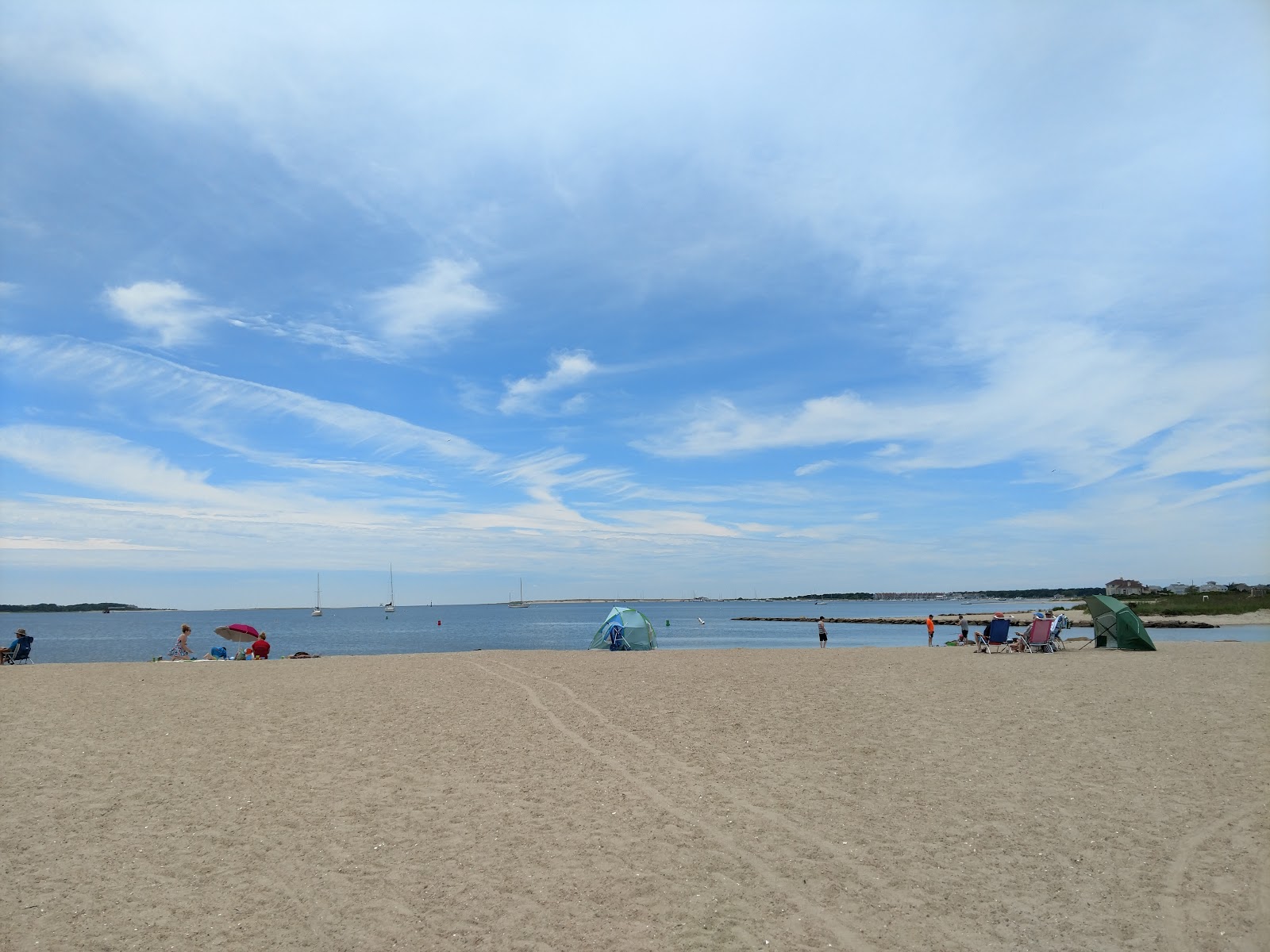 Foto de Colonial Acres Beach - lugar popular entre os apreciadores de relaxamento