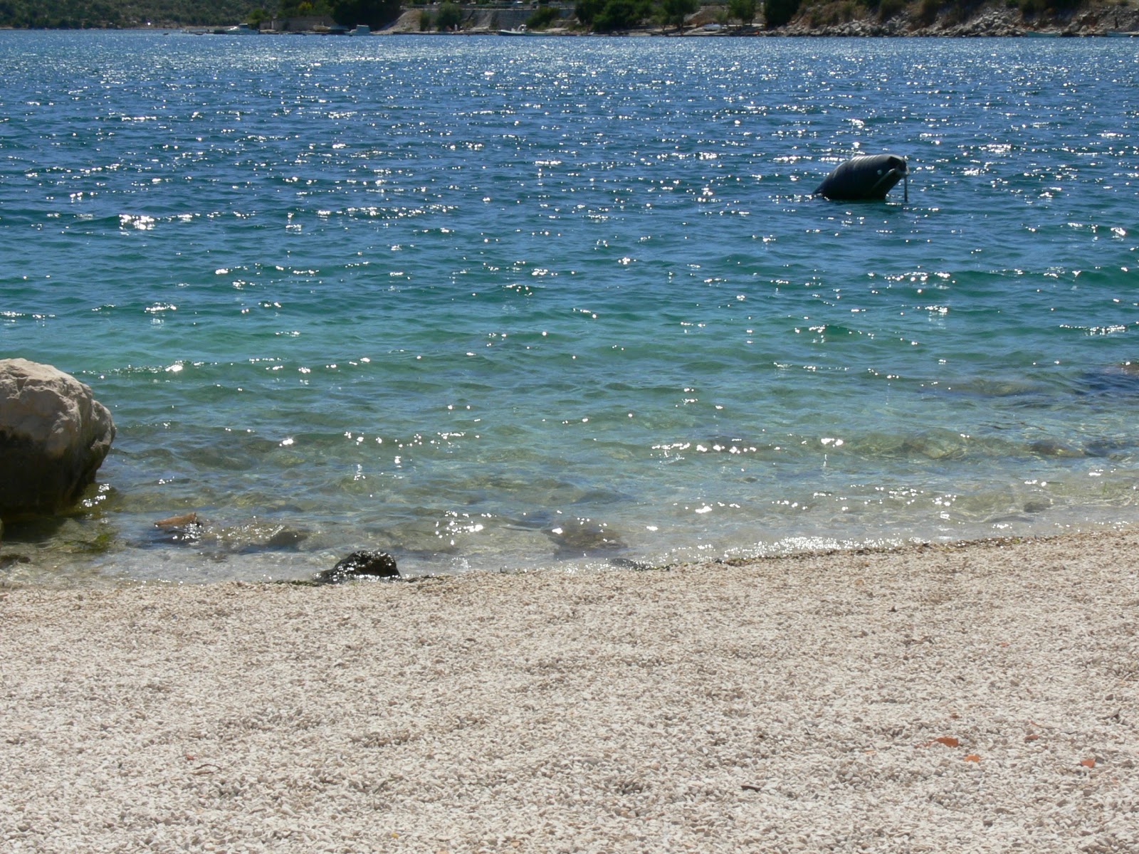 Foto af Poljica beach bakket op af klipperne