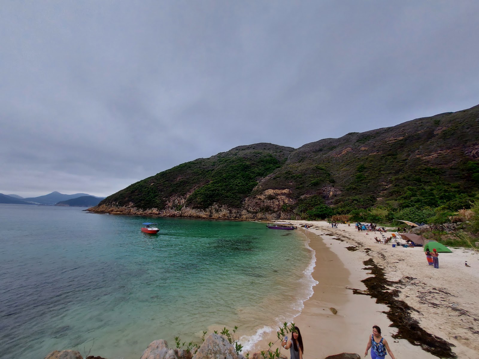 Fotografie cu Kau Sai Wan sprijinit de stânci