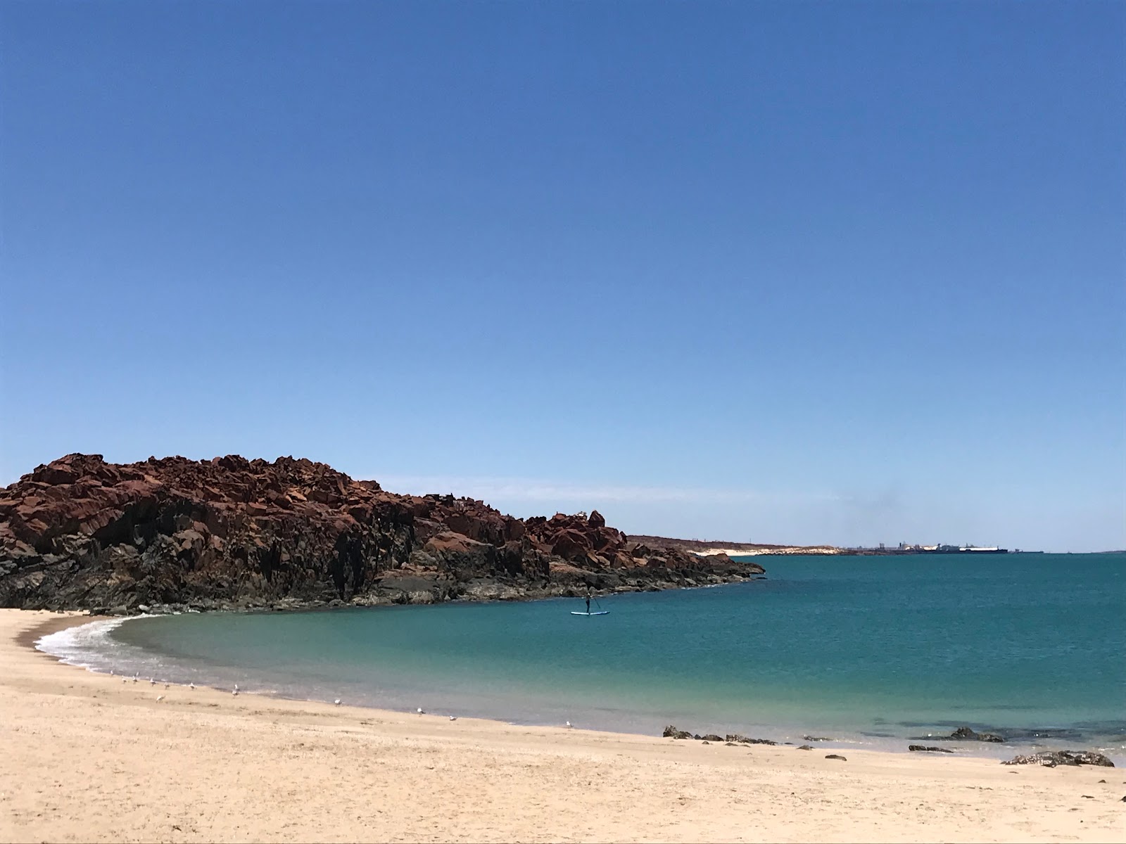 Photo de Aremvee Beach avec un rivage spacieux