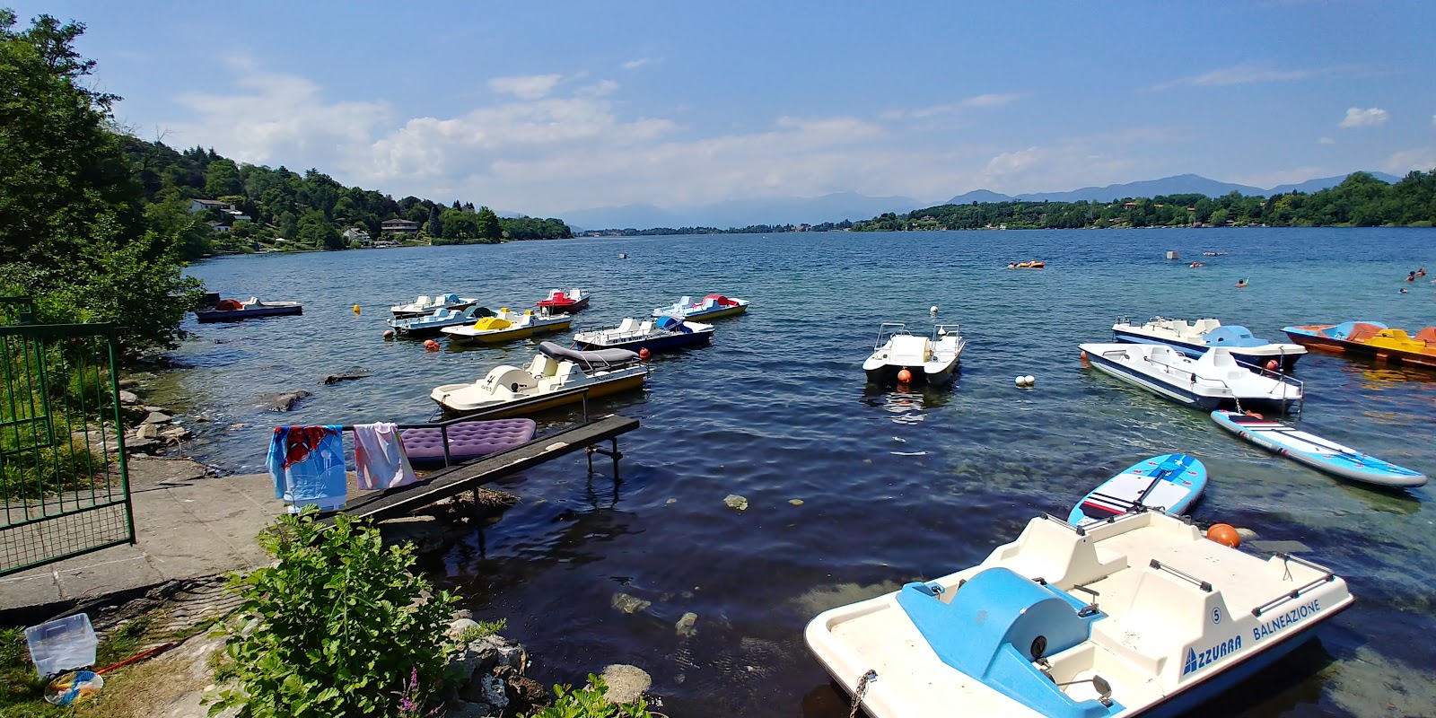 Foto van Spiaggia Comabbio, Camping Lago di Monate deels hotelgebied