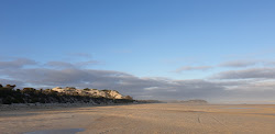 Foto av Farm Beach omgiven av berg
