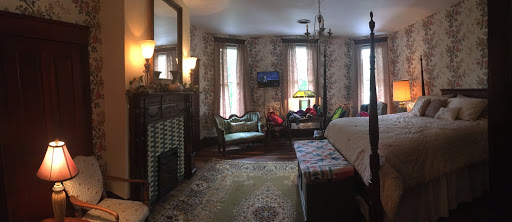 Lodge «The Farmhouse Inn», reviews and photos, 108 W Swan St, Centerville, TN 37033, USA