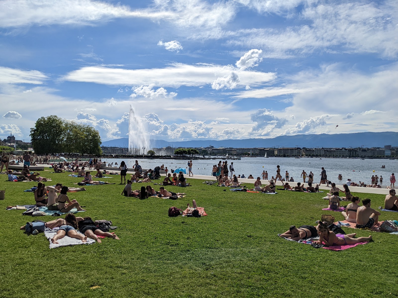 Fotografie cu Plage des Eaux-Vives cu o linie de coastă spațioasă