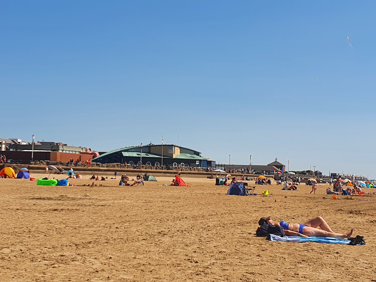 Fotografie cu Plaja Lytham St. Annes cu o suprafață de apa pură turcoaz