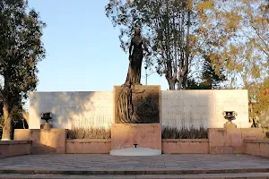 Monumento a la Madre Patria y los Niños Héroes image
