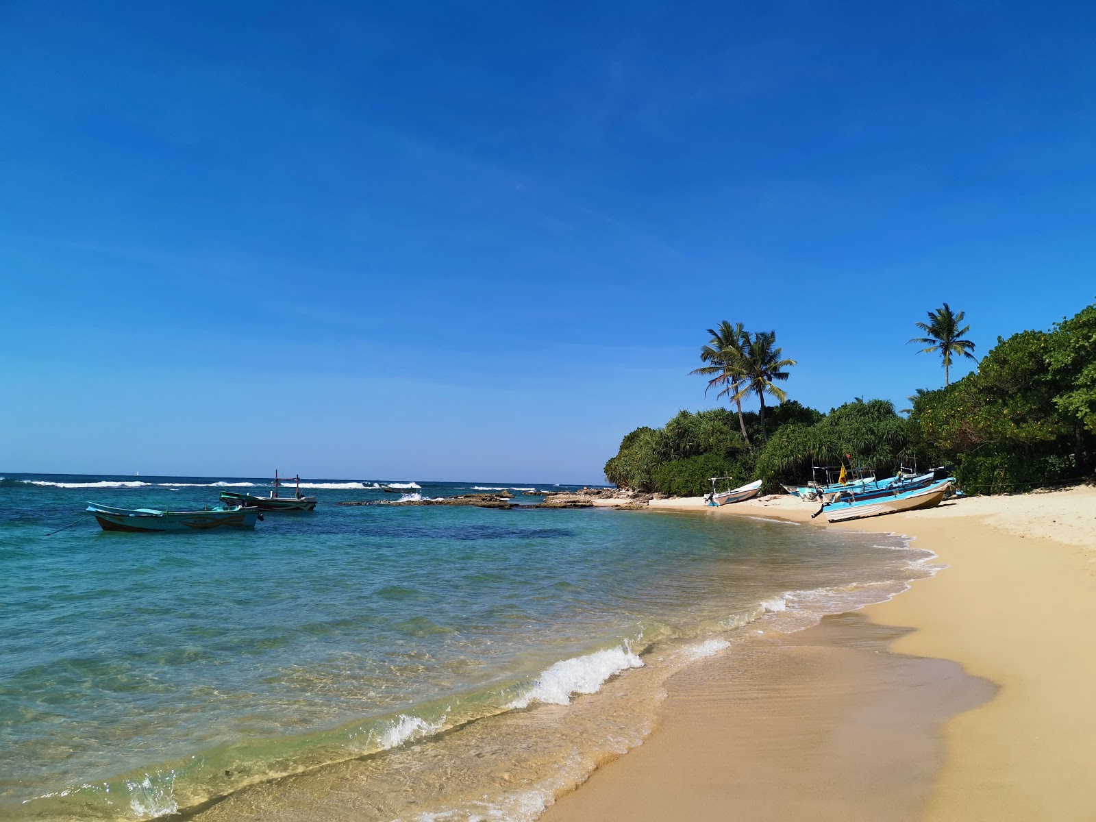 Φωτογραφία του Britch Mystery Beach με μπεζ άμμος επιφάνεια