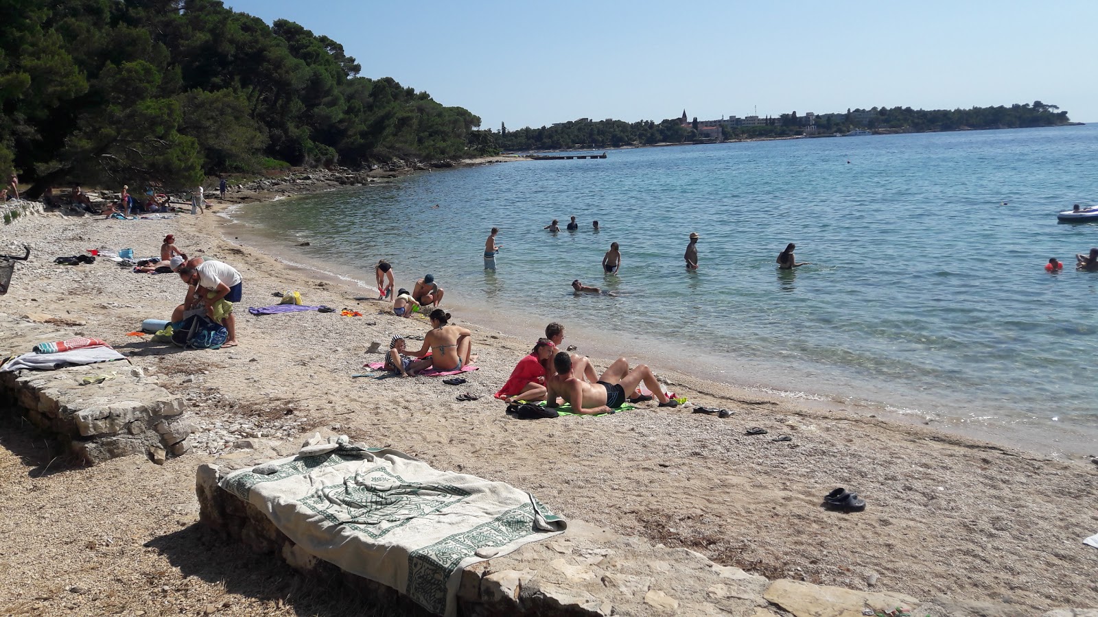 Fotografie cu beach Rovinj II cu o suprafață de nisip beige și pietricele