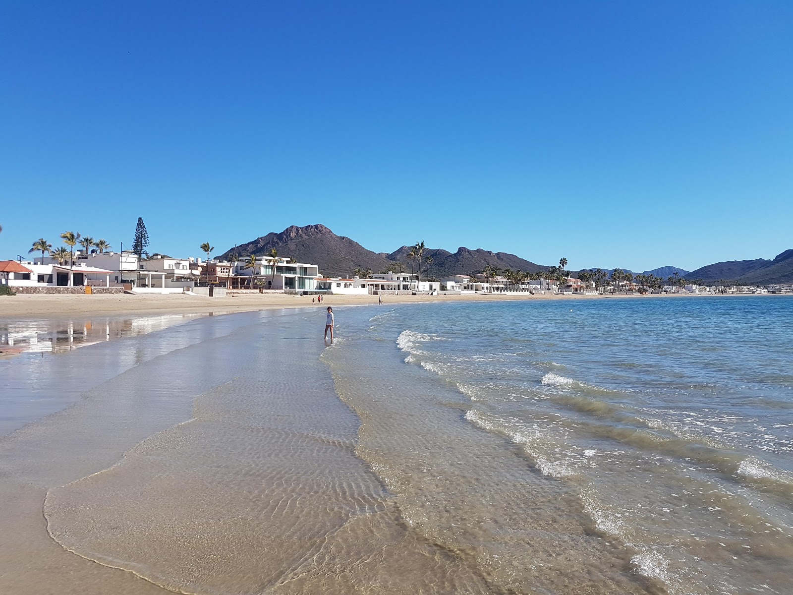 Φωτογραφία του Miramar beach με μπεζ άμμος επιφάνεια