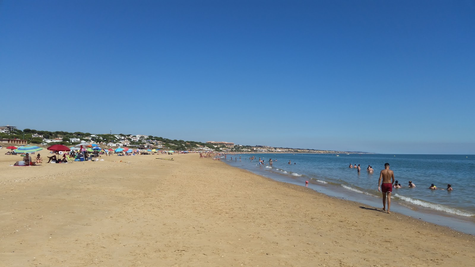 Foto de Playa de Mazagón con recta y larga