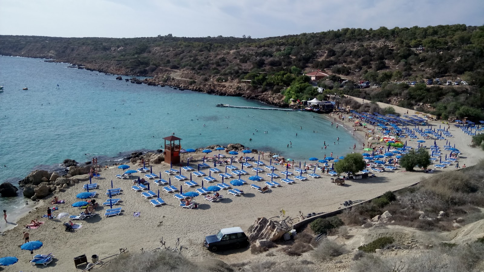 Foto af Konnos Strand bakket op af klipperne