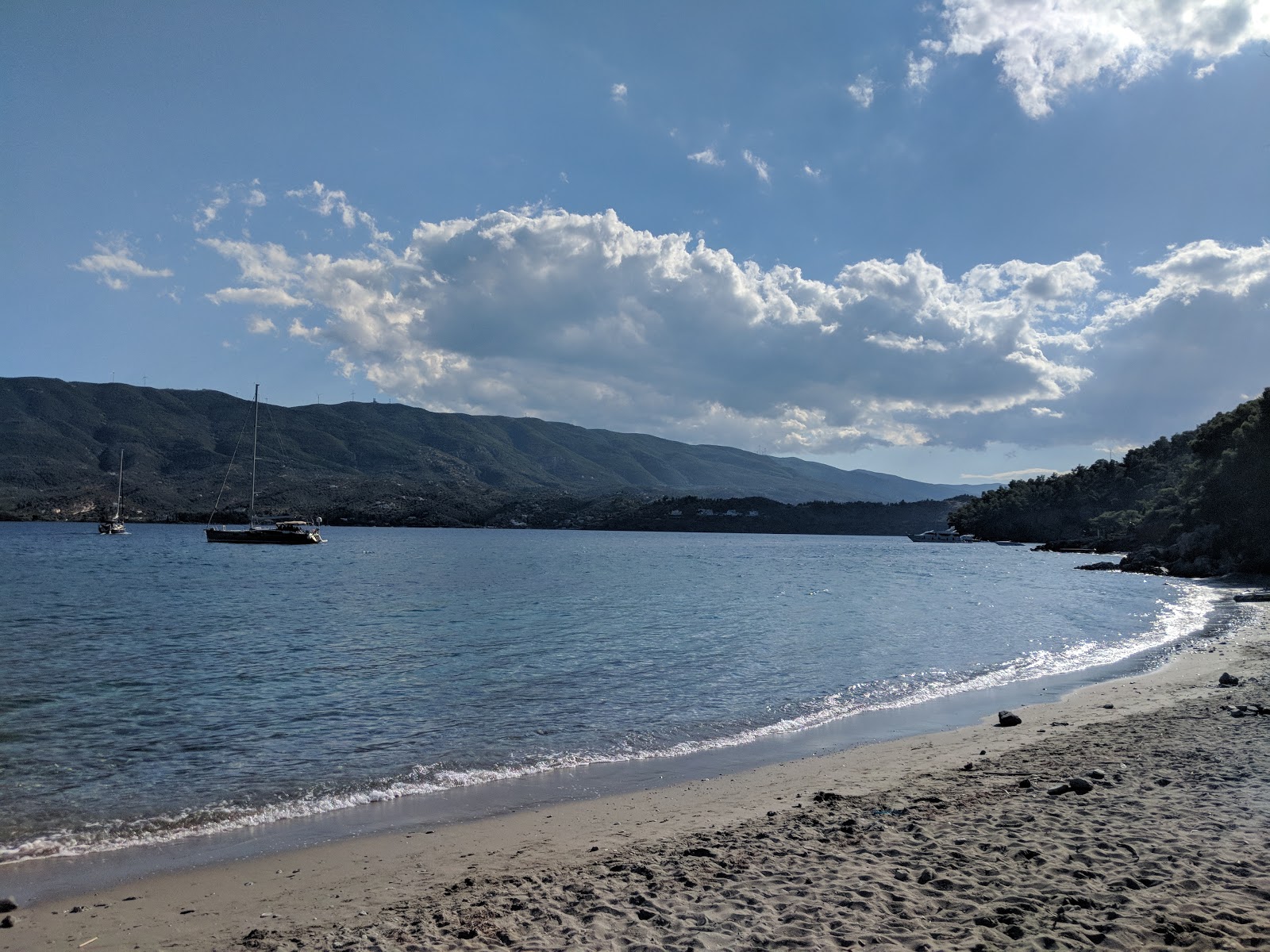 Foto von Monastiri Beach mit gerader strand