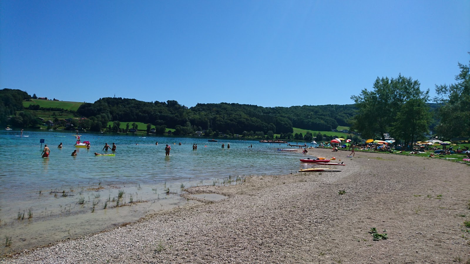 Foto de Strandbad Mattsee con hierba superficie