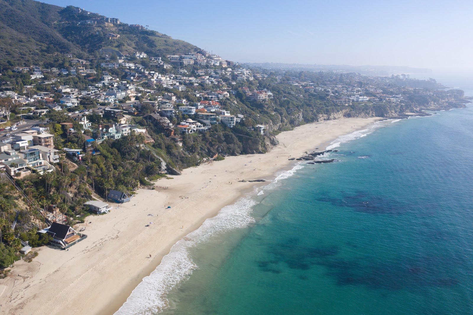 Foto von Thousand steps beach von Klippen umgeben