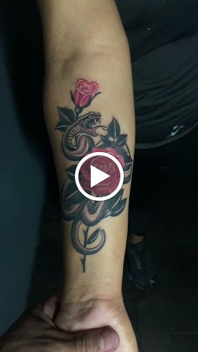 Explore black wolf tattoo ideas, creative tattoo ideas in Miami, available at Por vida tattoos