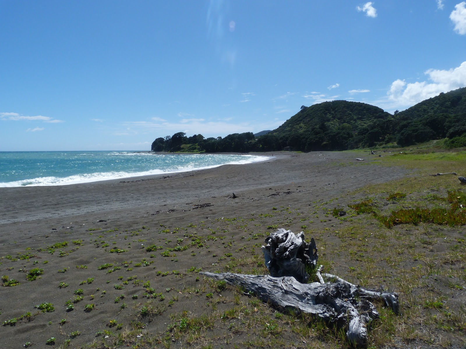 Fotografie cu Te Kaka Beach cu o suprafață de apa pură turcoaz