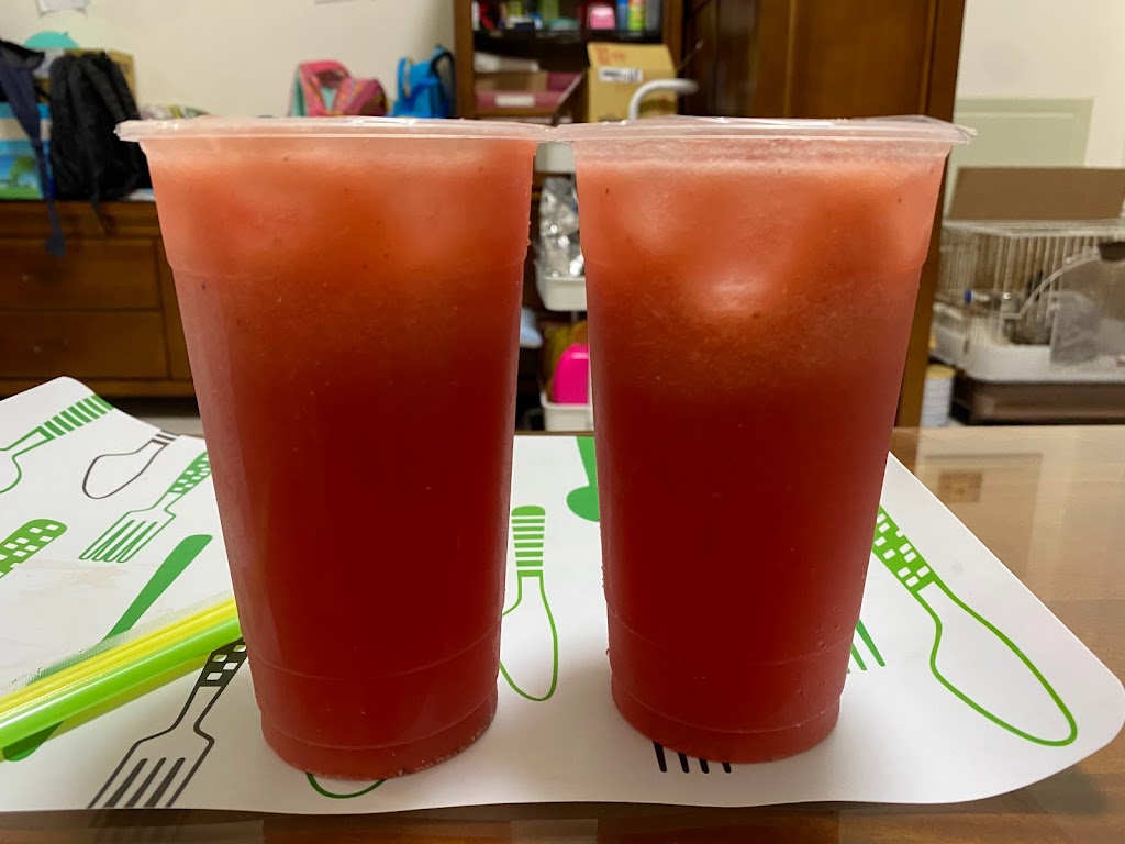 鮮果甜圓-南投彰南店VS華中青果(現打果汁) 的照片