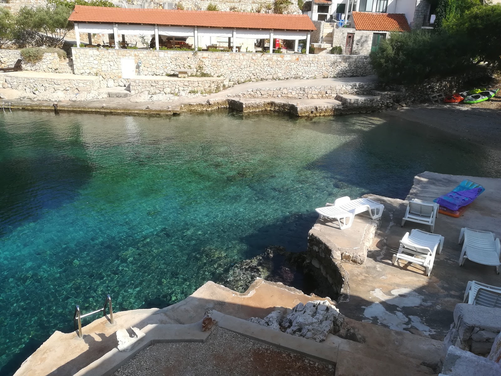 Foto di Zastupac beach con una superficie del ciottoli beige