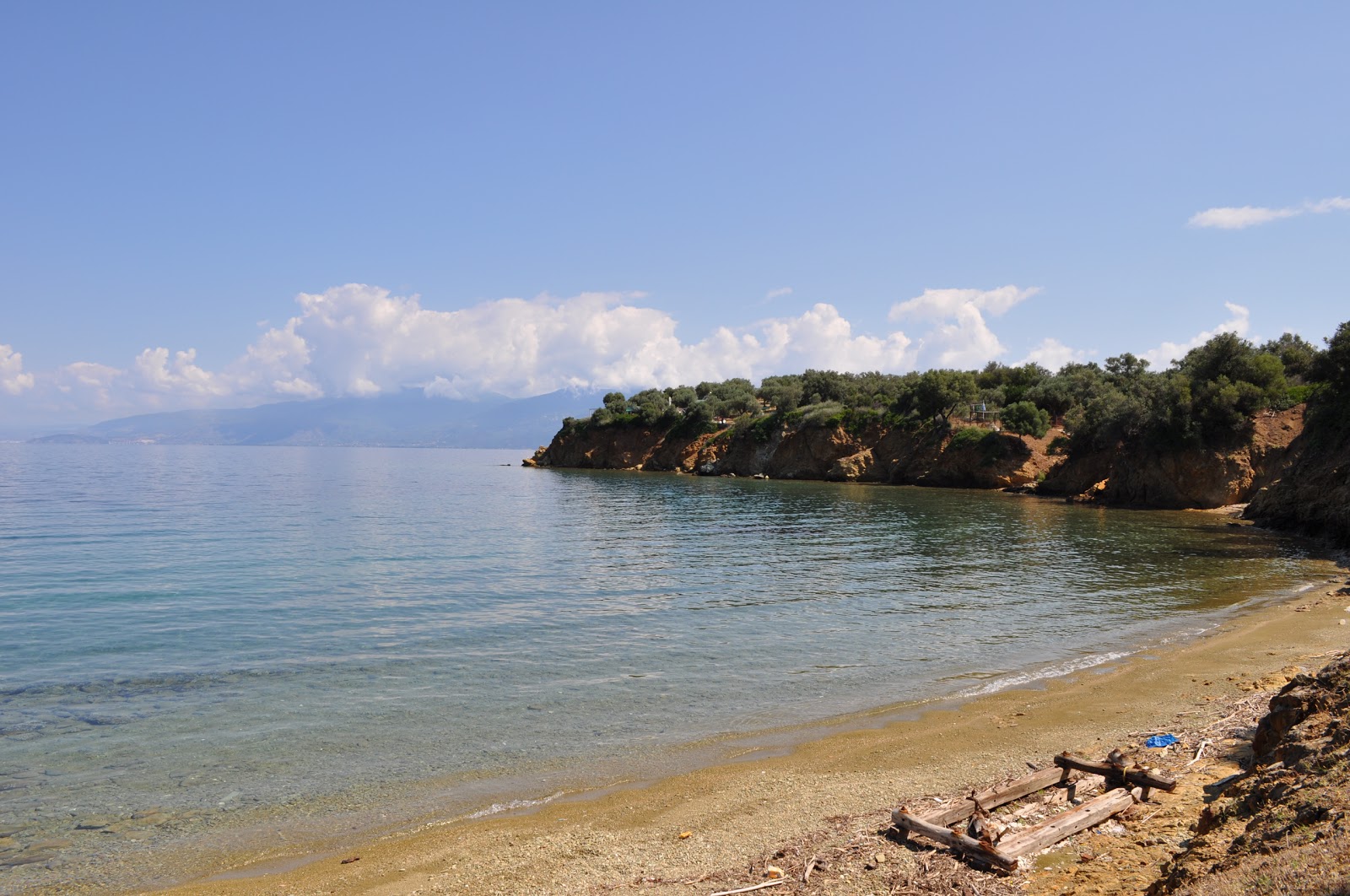 Foto von Pied beach mit schwarzer sand & kiesel Oberfläche