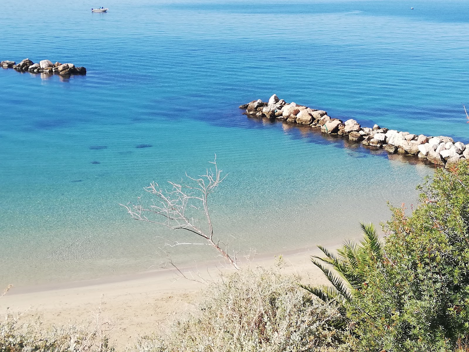 Lido Taranto'in fotoğrafı kahverengi kum yüzey ile