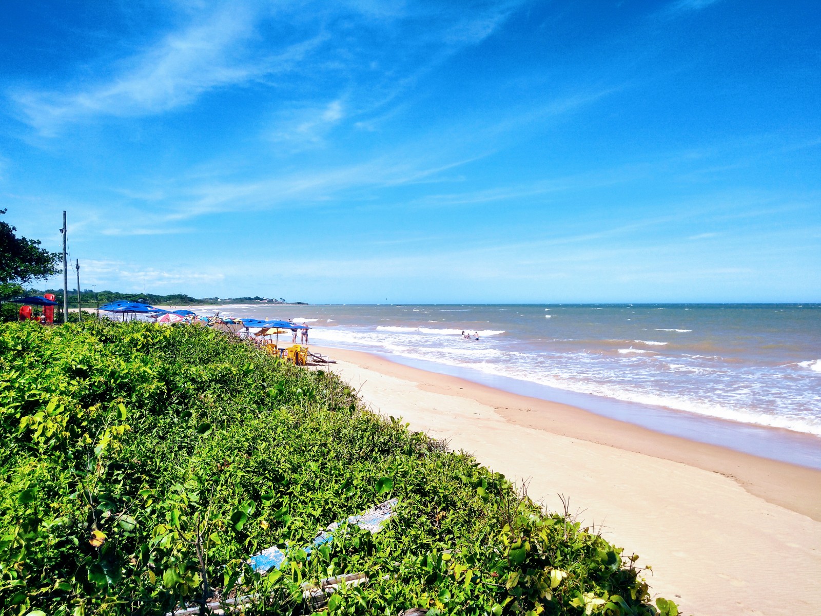 Foto de Praia de Manguinhos com alto nível de limpeza