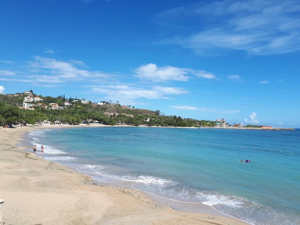 Φωτογραφία του Playa Cofresi με φωτεινή άμμος επιφάνεια