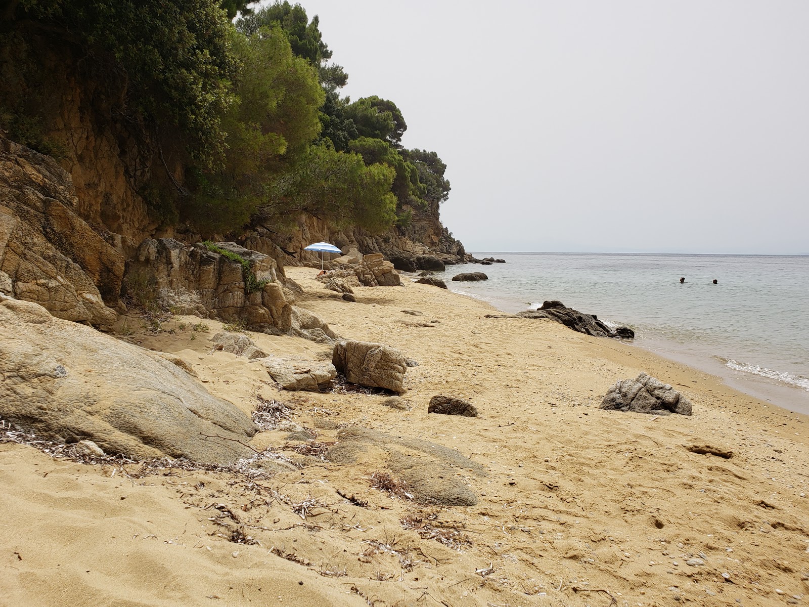 Fotografie cu Katharina beach înconjurat de munți