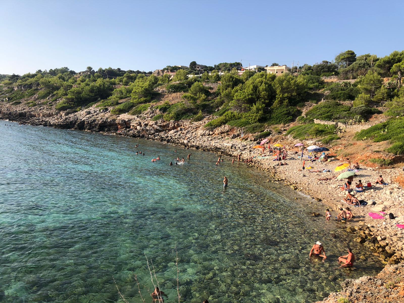 Foto von Spiaggia di Marina di San Gregorio mit rocky shore Oberfläche