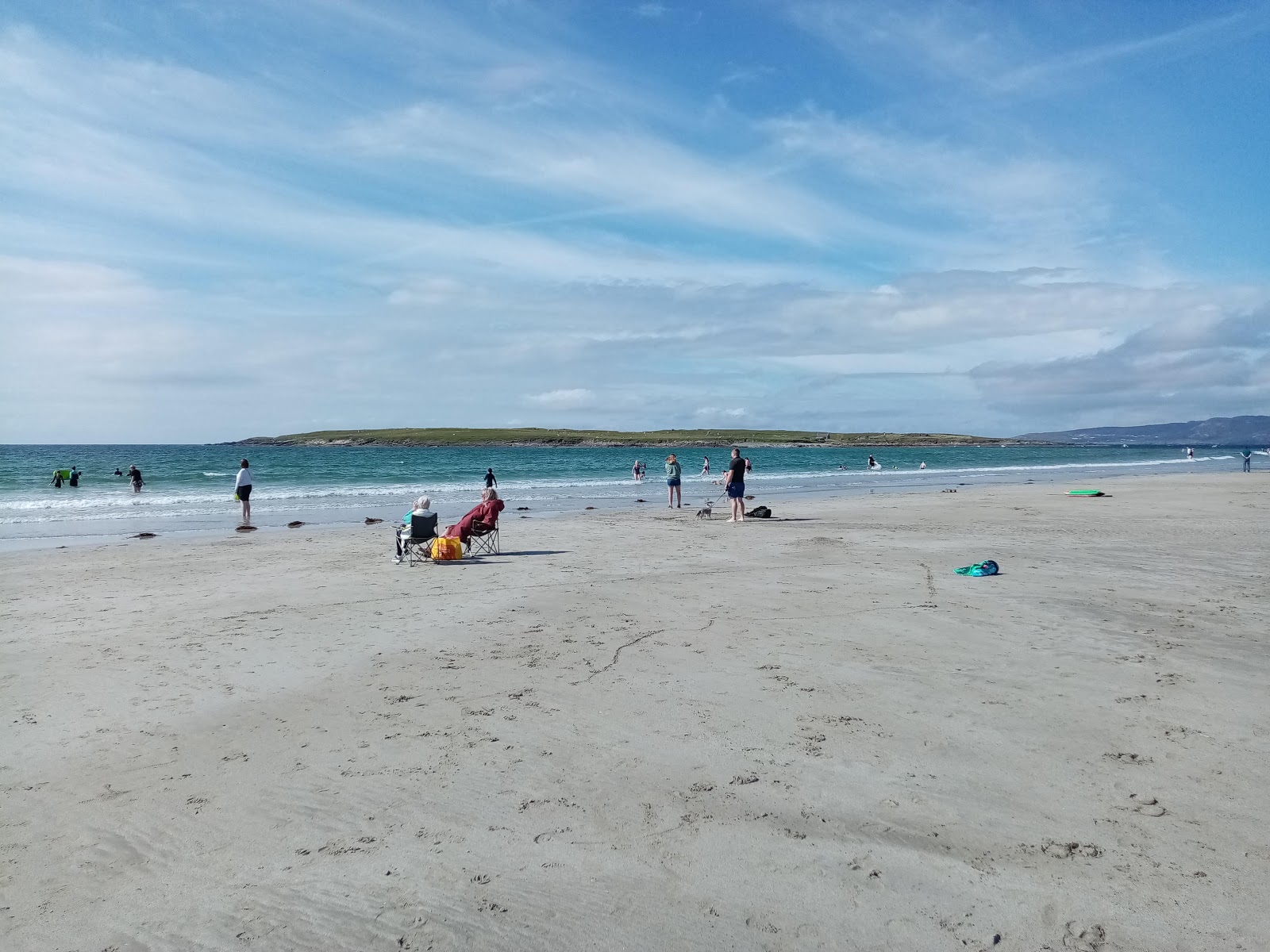 Narin-Portnoo Beach的照片 带有碧绿色纯水表面