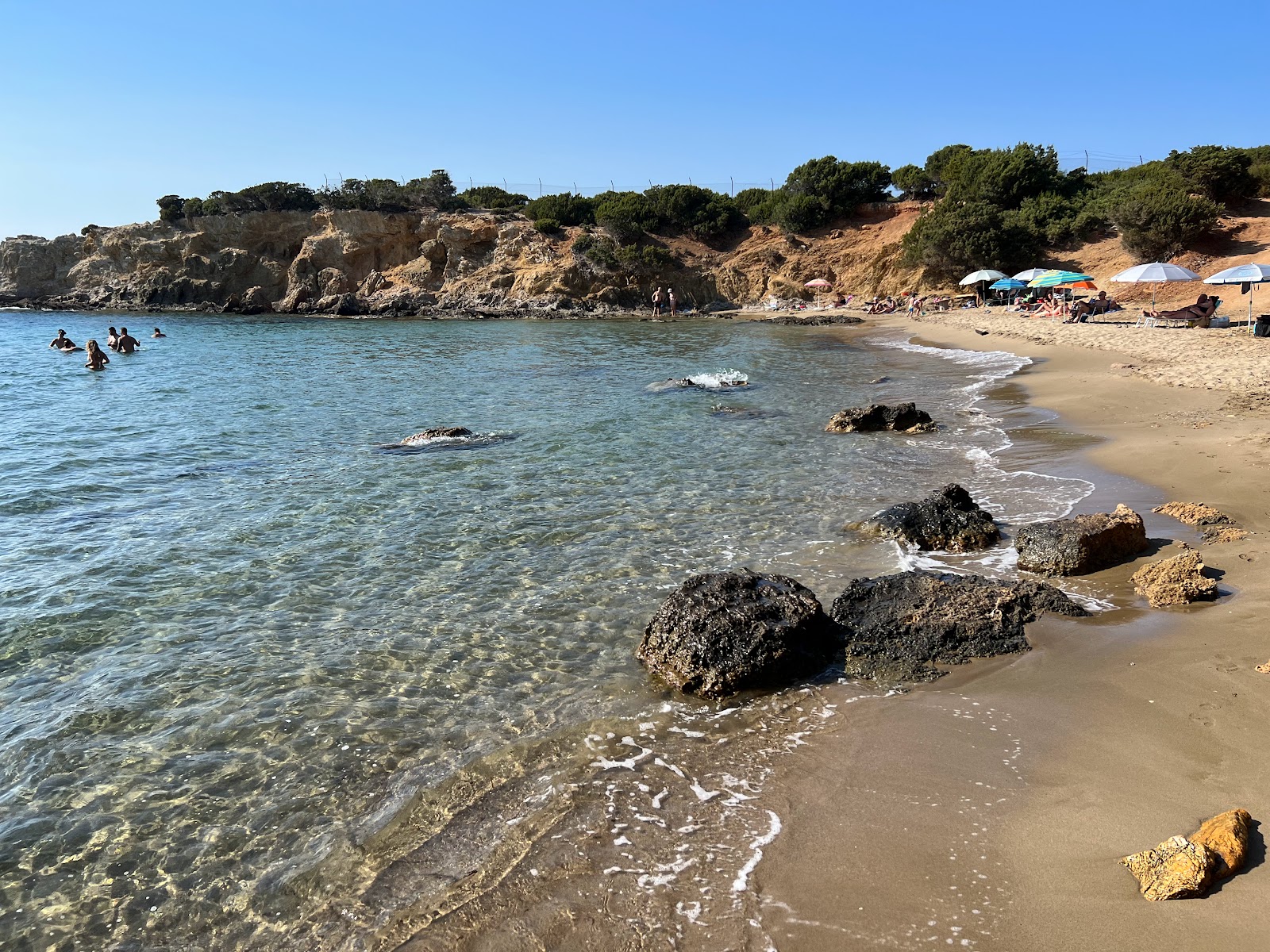 Foto von Limanaki Beach umgeben von Bergen