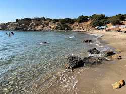 Foto von Limanaki Beach umgeben von Bergen