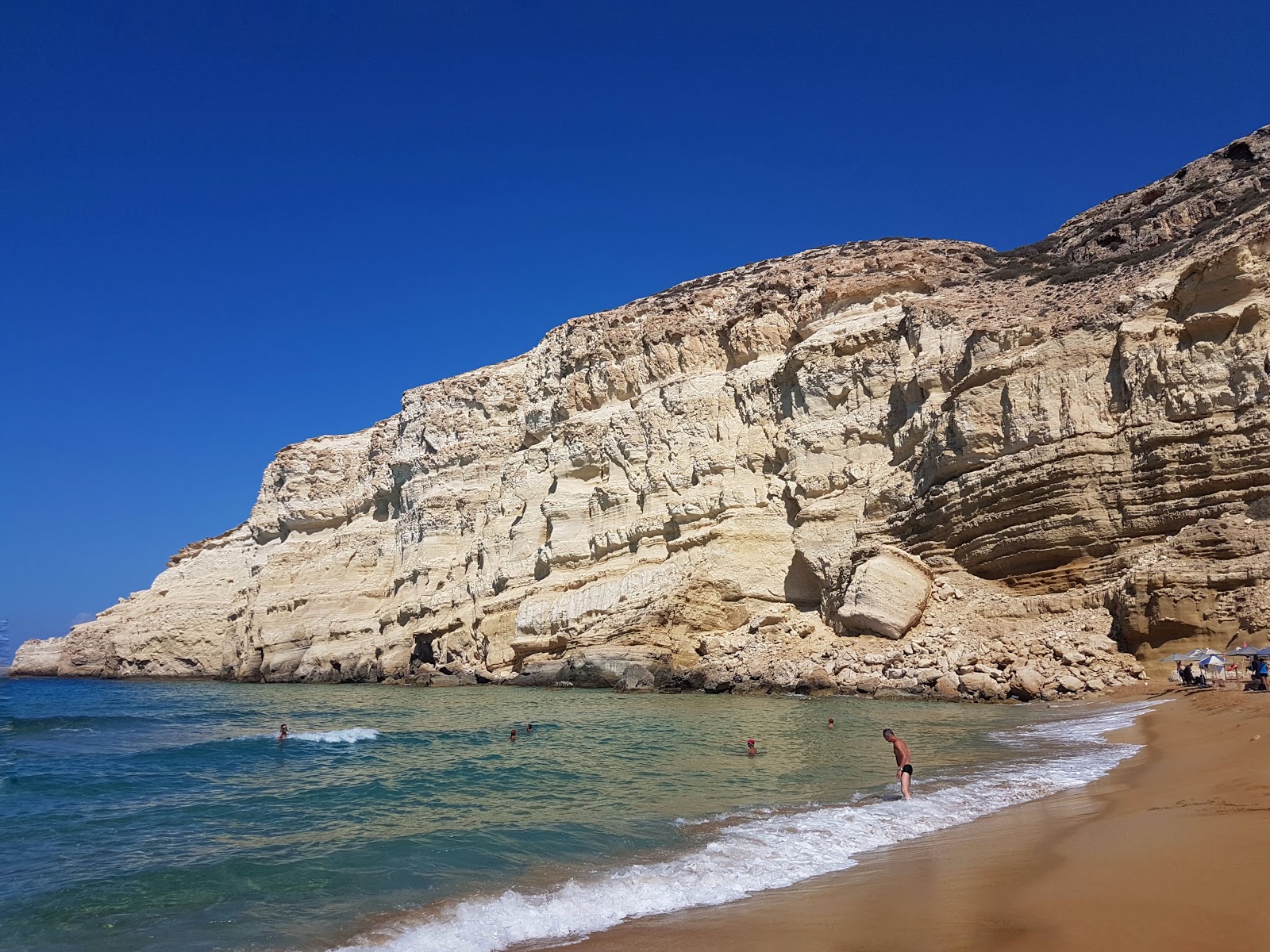 Foto von Red beach mit sehr sauber Sauberkeitsgrad