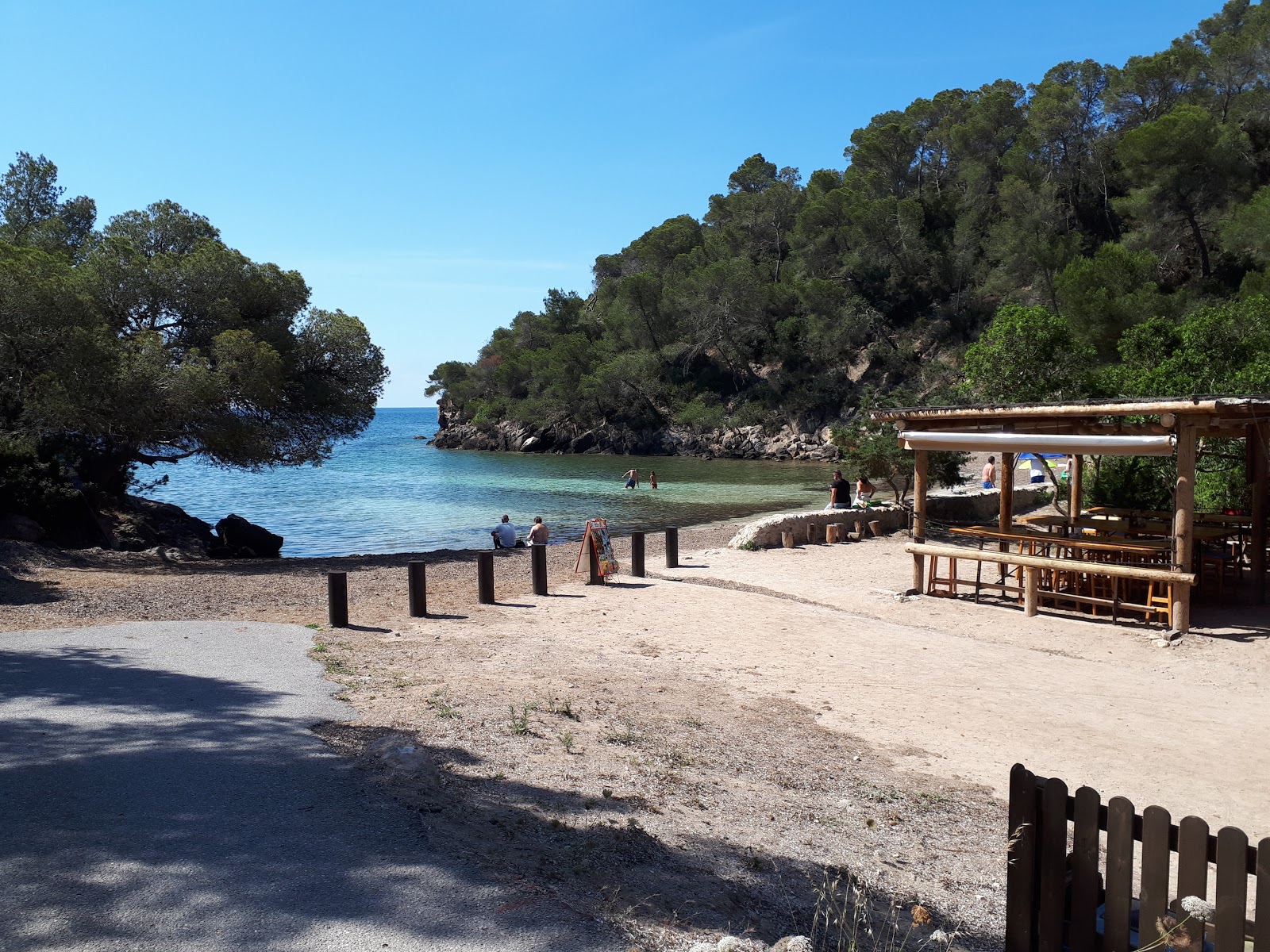 Fotografija Cala Mastella z svetel fin pesek površino