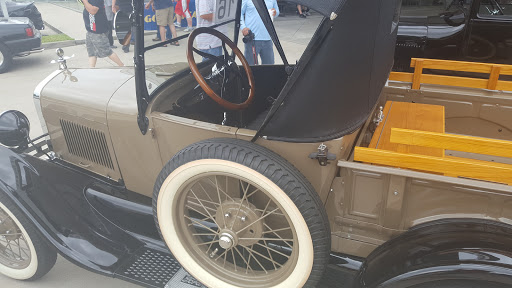 Car Dealer «Tommie Vaughn Ford», reviews and photos, 1201 N Shepherd Dr, Houston, TX 77008, USA