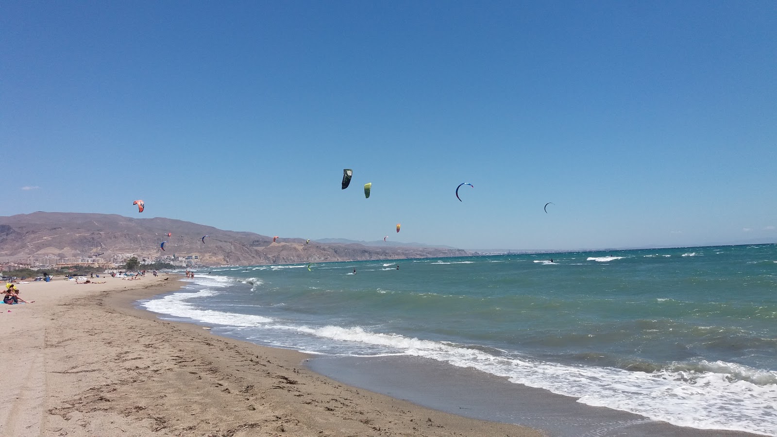 Zdjęcie Playa de las Salinas z powierzchnią szary piasek