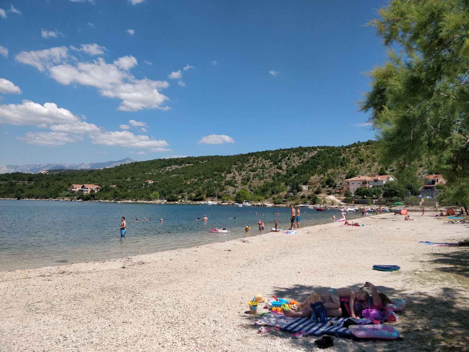 Foto von Dumicina beach mit beiger sand & kies Oberfläche