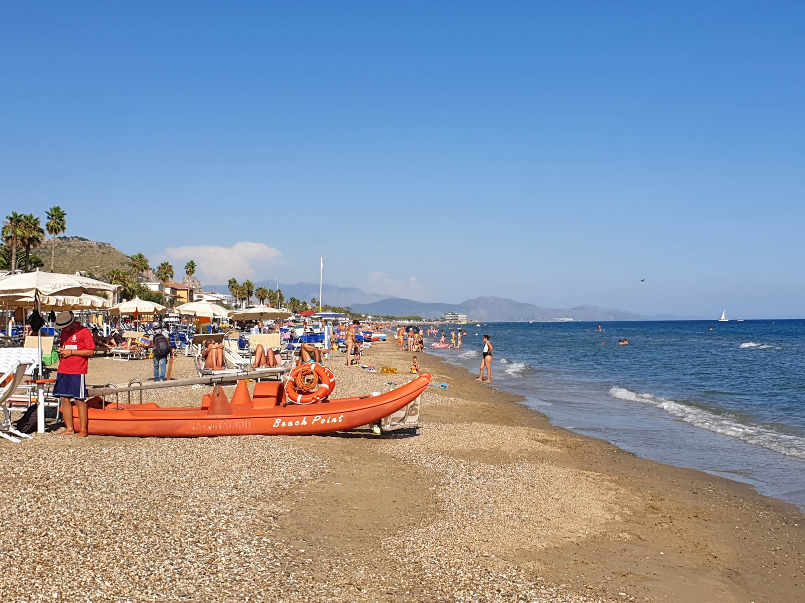 Terracina Beach II的照片 带有蓝色的水表面