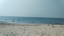 Photo de Manankudi Beach avec rivage droit, long