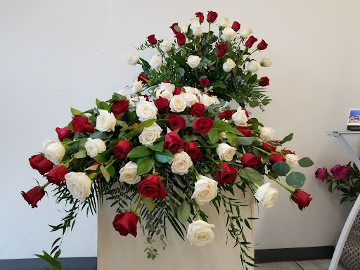 Florist «Liz Lee Flowers | Wedding Flowers, Flowers and Gifts», reviews and photos, 1306 S Milwaukee Ave, Vernon Hills, IL 60061, USA