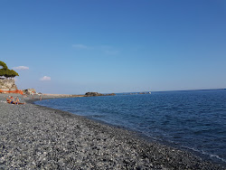 Photo de Spiaggia di Vesima protégé par des falaises