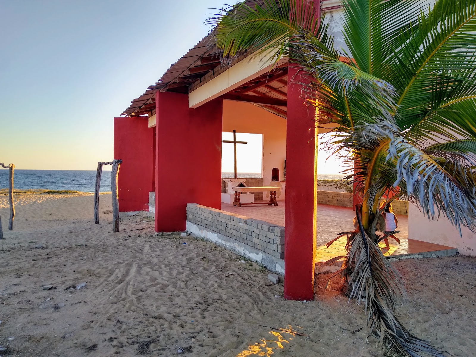 Foto di Tahueca beach con una superficie del acqua cristallina