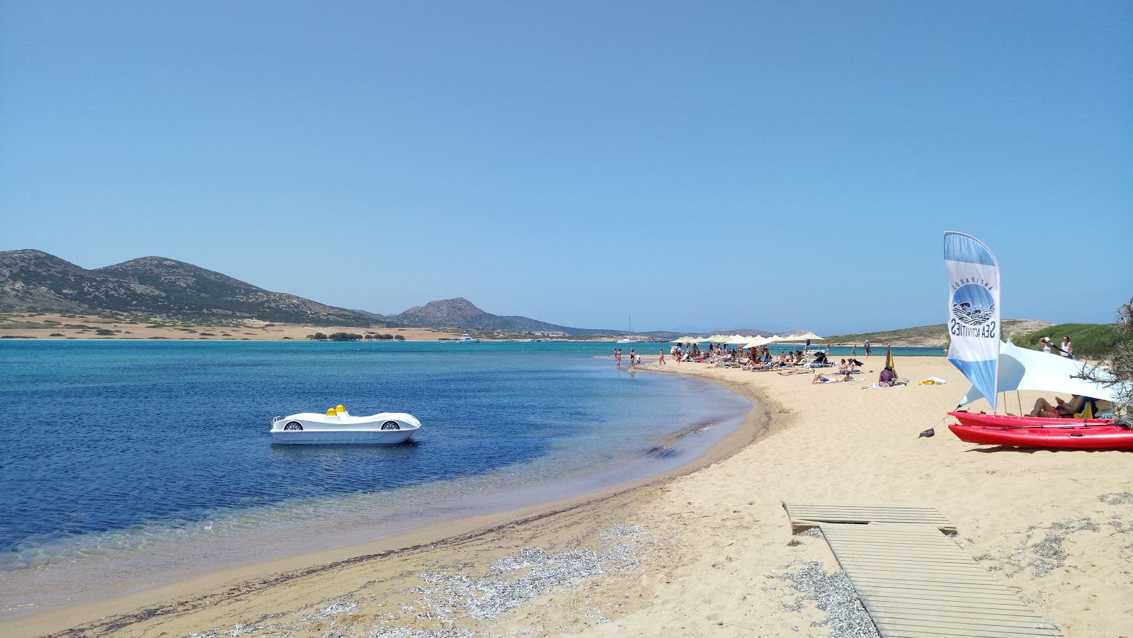 Foto di Vathis Volos beach con una superficie del acqua verde chiaro