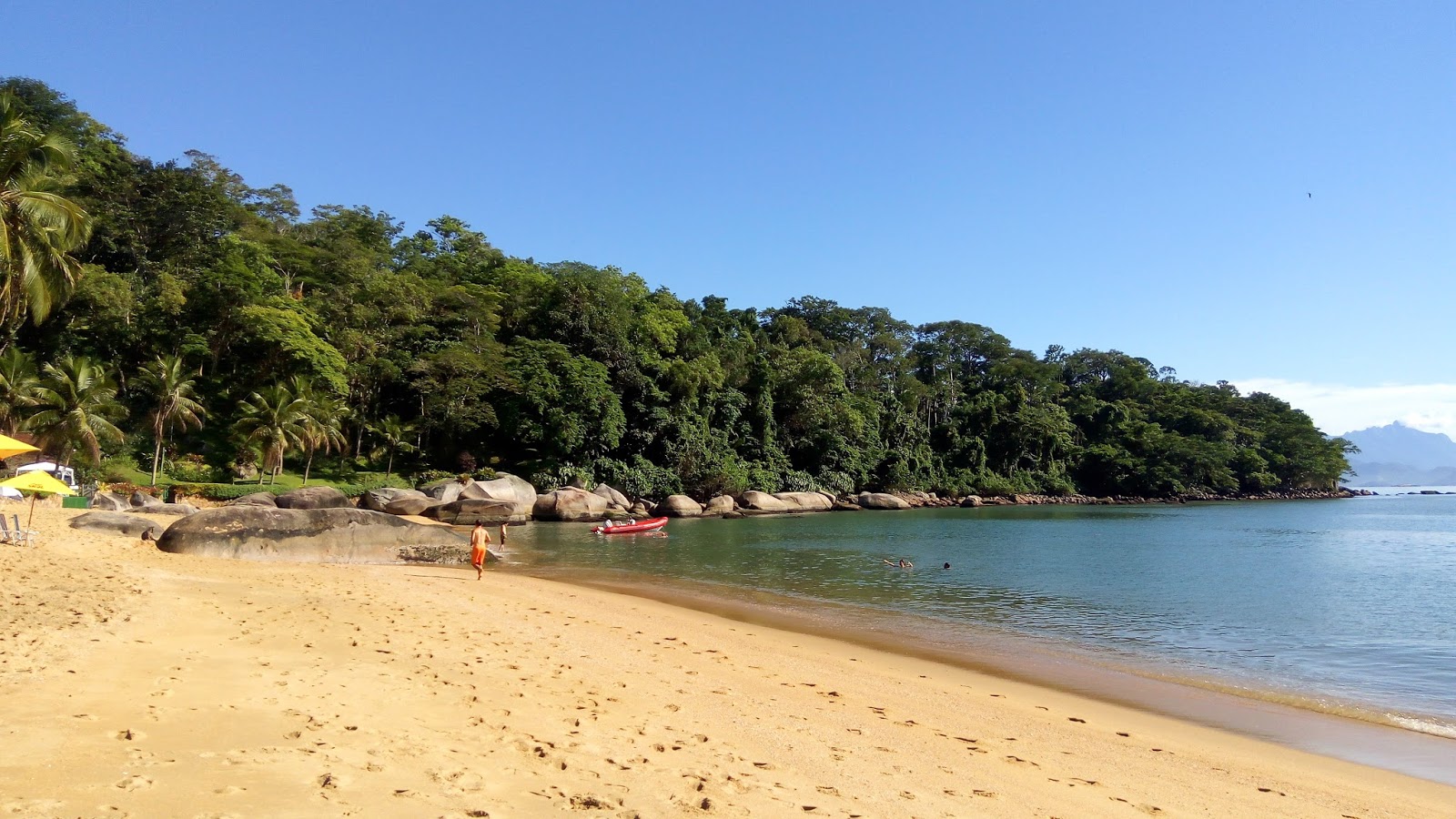 小海滩的照片 带有碧绿色纯水表面