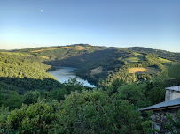 Chambres d'Hôtes Les Hôtes du Lac du Restaurant français Auberge Du Lac à Castelnau-de-Mandailles - n°2