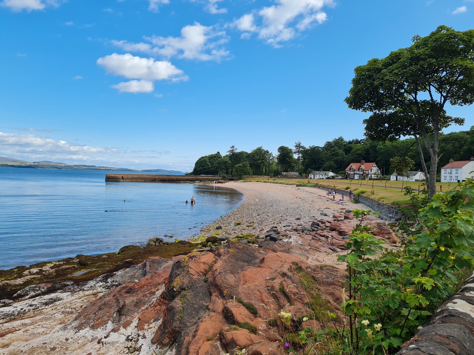 Foto von Kerrycroy Bay Beach mit beiger sand & kies Oberfläche