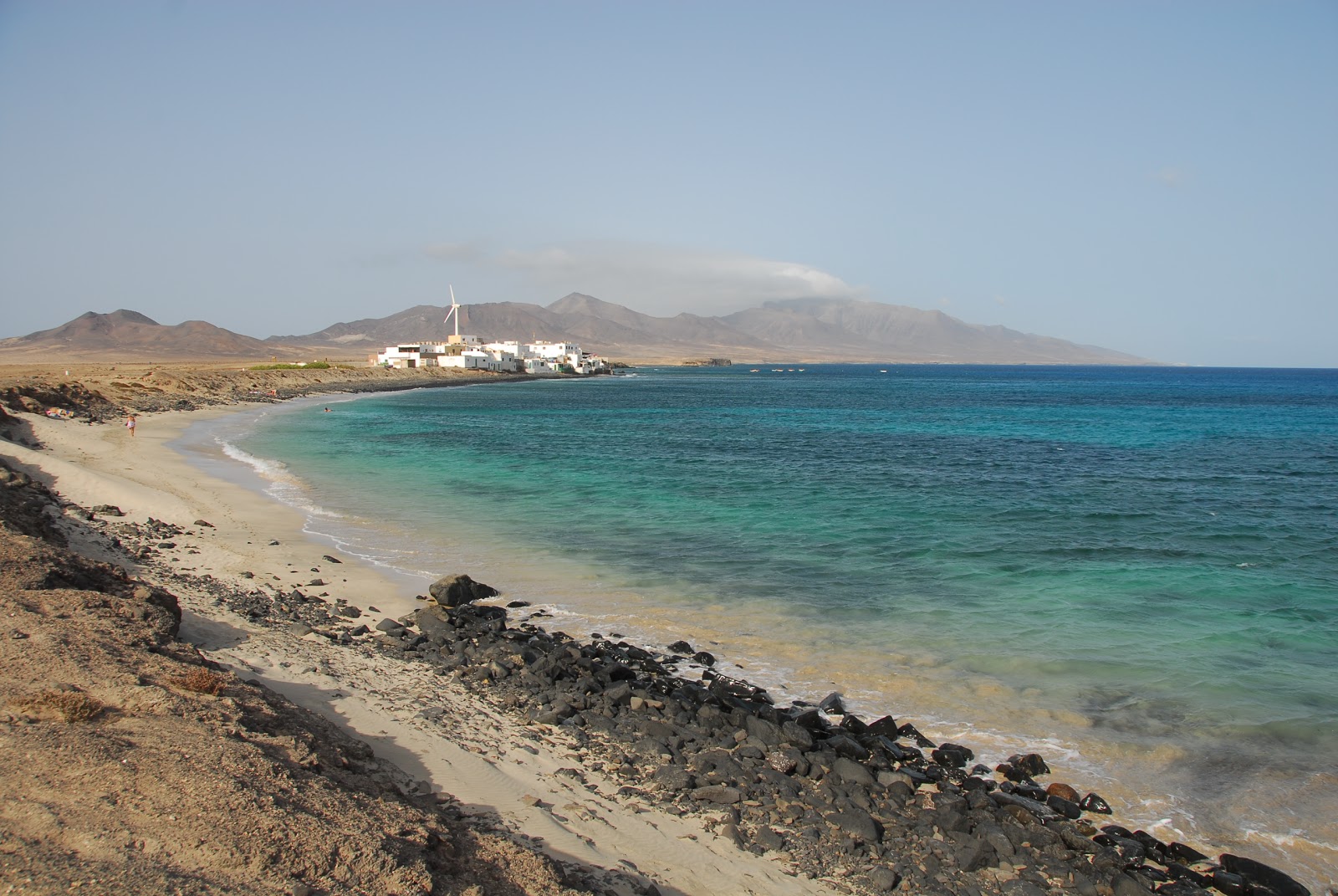 Foto di Playa "El Puertito" con una superficie del sabbia luminosa e rocce