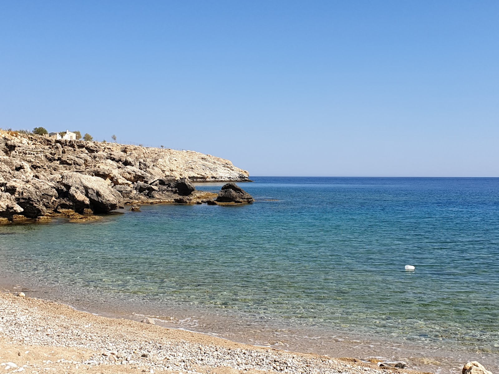Zdjęcie Plaża Agia Triada z powierzchnią turkusowa czysta woda
